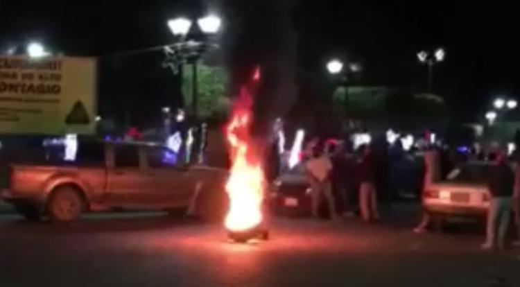 Colonos de Huajuapan de León, Oaxaca, retienen y queman unidad de la AEI